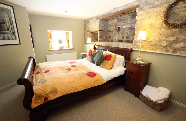 Convertido Cottage Antigua cuadra con un Kingsize trineo Bedded Dormitorio