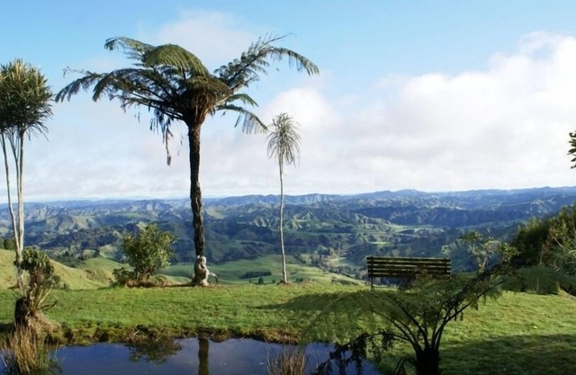 Establos convertidos con vistas a las tierras de cultivo y Bush