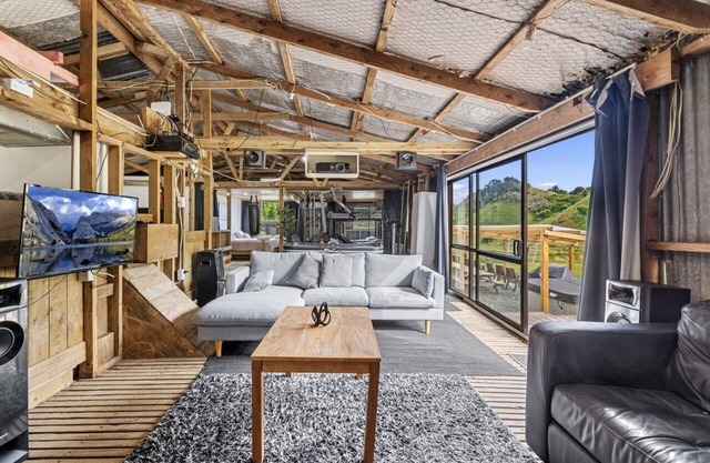 Converted Woolshed where the quirks are as abundant as the laughs!