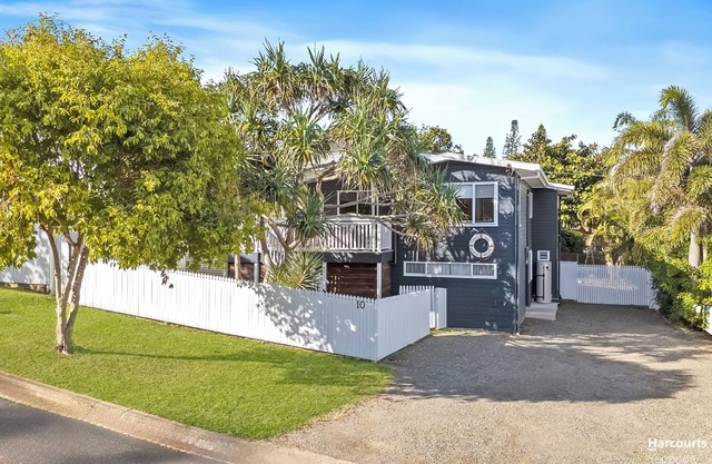 Cooee Bay Beach House - The Epitome of Beachside Living!