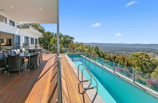 Cooinda luxury residence and studio - central to beaches and hinterland
