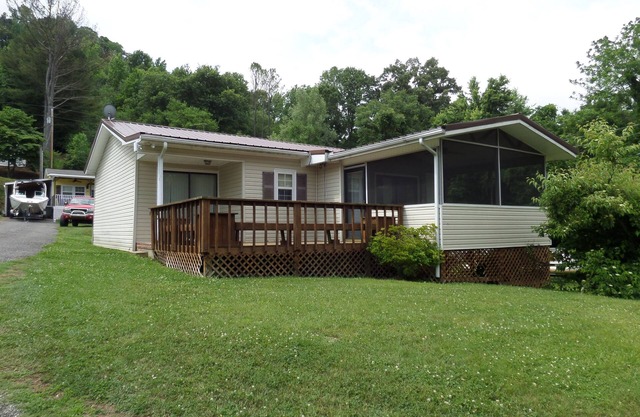 Cookeville-Center Hill-FAMILY or FISHING Vacation-SLEEPS 8-Lake Access-NICE