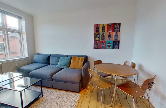 Cool 1-BR apartment in hip location - 296