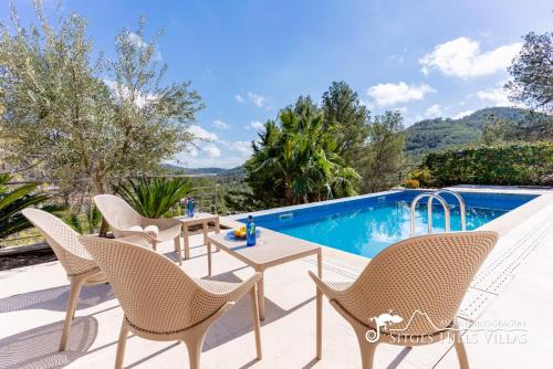 Cool and Stylish Villa Avanti with Private Pool, Beautiful Views and Air Conditioniing
