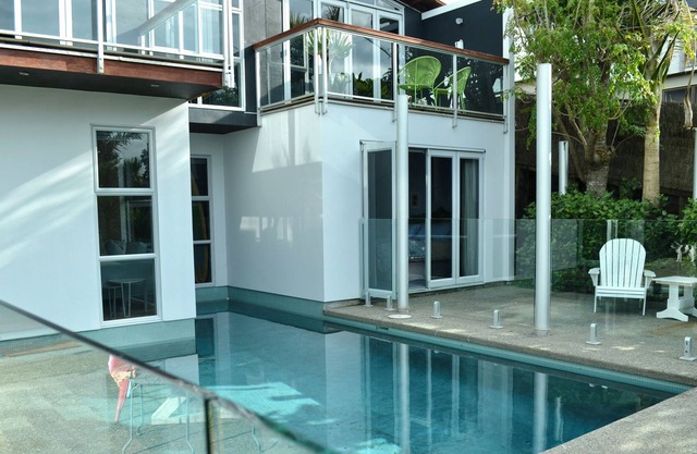 Cool apartment surrounded by a pool & lovely lush tropical garden.