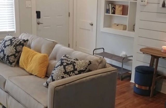 Cool City Cottage (MINS FROM AIRPORT/CITY) 2B 1B