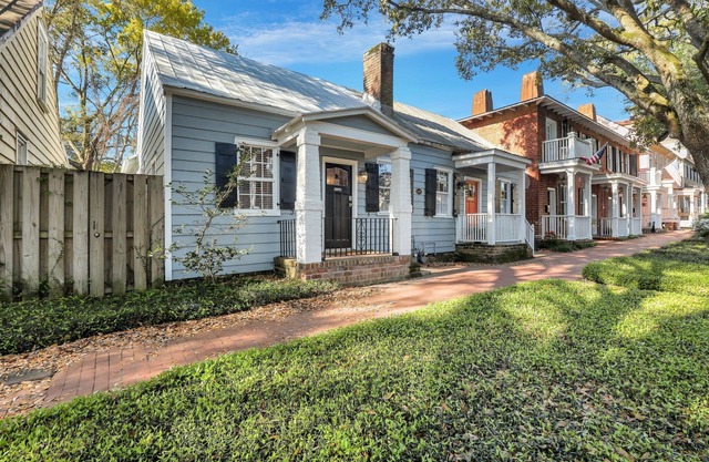Quédese con Lucky Savannah: Casa de campo de diseño de 2 habitaciones con patio y estacionamiento