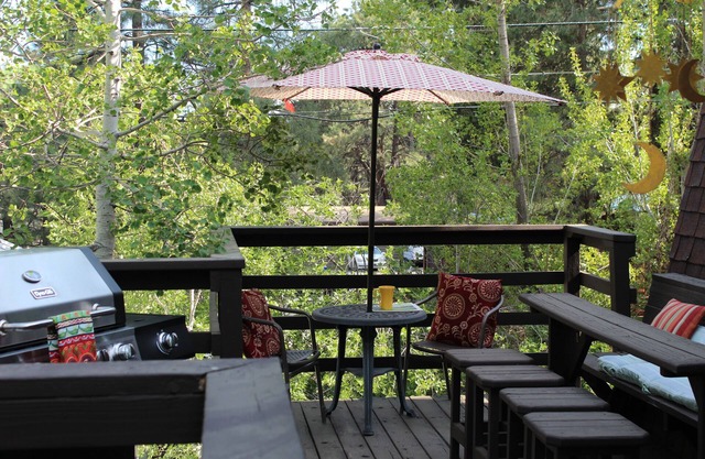 Refréscate en Mountainaire Manor> Jacuzzi en los pinos con cine