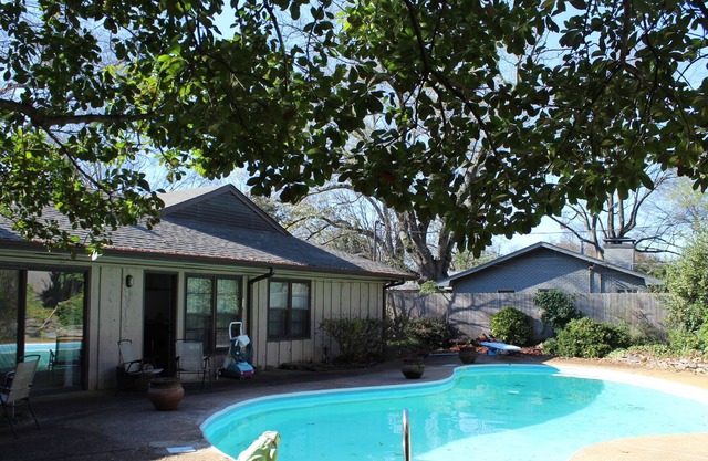 Casa de la piscina de mediados de siglo fresco