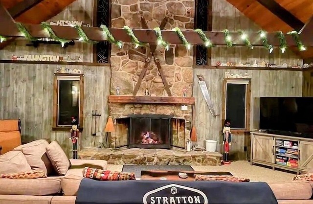 Cool Runnings Cabin: Rustic + Spacious w. Fireplace + FirePit 12 min to Stratton