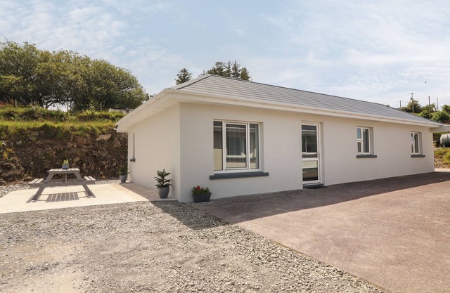 COOLNAHARRAGILL LOWER ANNEXE in Glenbeigh, County Kerry