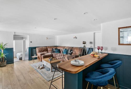 Coombe Bank - Seaboard spirit, contemporary chic with parking close to beach