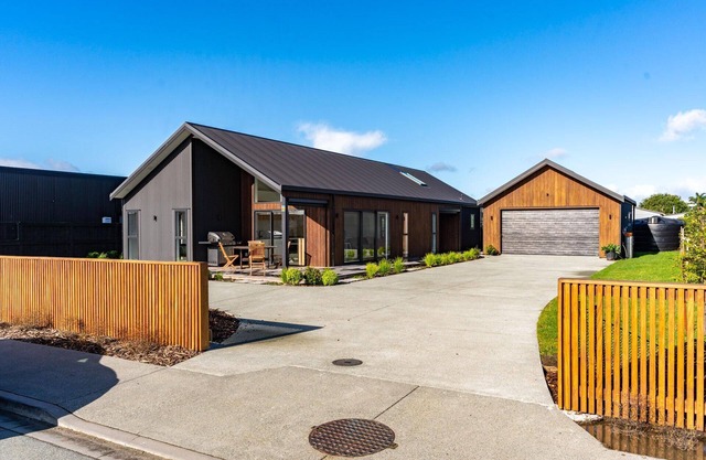 Cooper Bach - Modern, well-equipped, family friendly home - small dogs on request