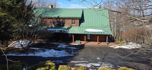 Coopers Run Five Bedroom Log Home with Hot Tub Pool Table and Views