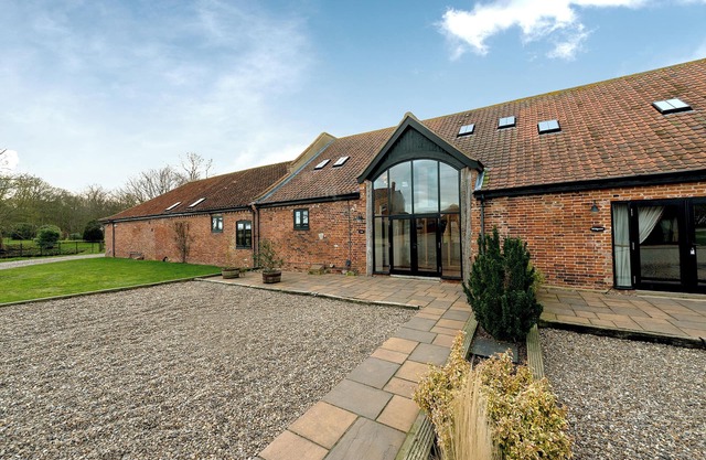 COOT, pet friendly, character holiday cottage in Wheatacre