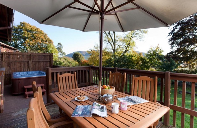 Copper Beech Lodge with Hot Tub
