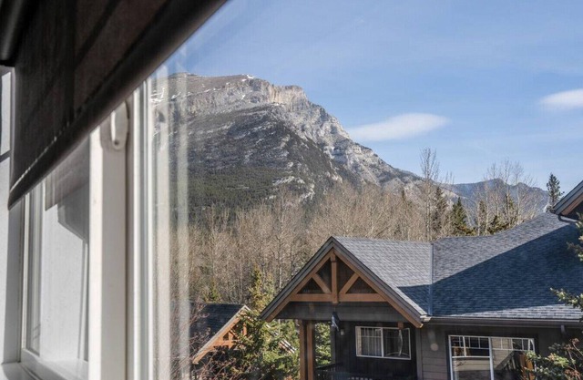 COPPER CREEK - TWO LEVEL CONDO - HOT TUB & FIRE TABLE