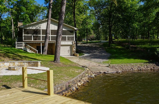 Copper Porch Cottage on Lake Hamilton, Fire pit, Fishing Dock, Boat Ramp, Views!