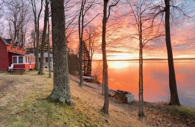 Copper Water Cottage- Unplug & Reconnect ; The Perfect Summer Retreat for Families & Friends