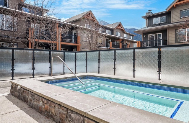 Copperstone 2BR en las Montañas Rocosas canadienses: bañera de hidromasaje compartida que admite perros