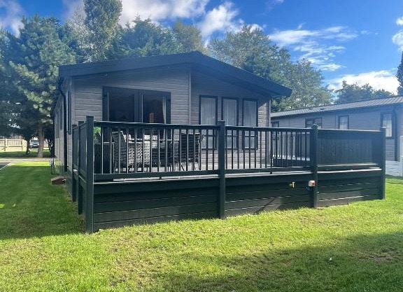 Copse View Lodge with Hot Tub