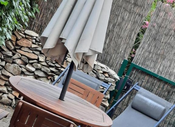 Coquet T2 ,terrasse,parking ,4 kms d Avignon