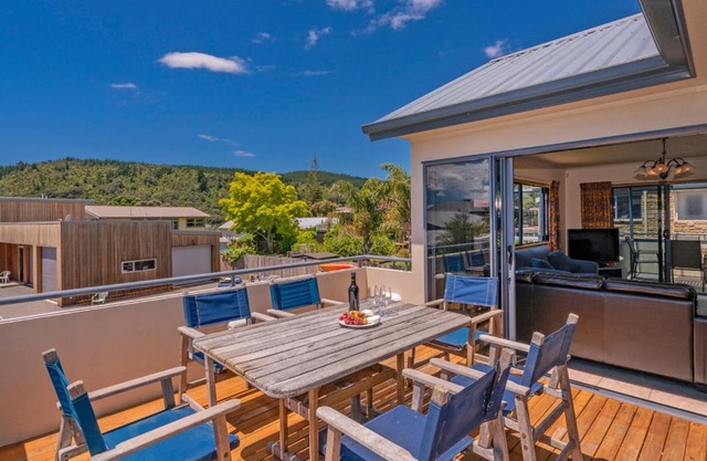 Coral Castle - Whangamata Holiday Home