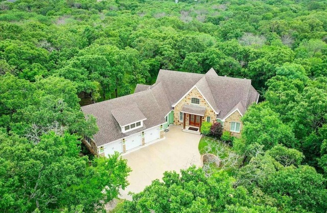 Coral Cove: Luxury Lake Retreat with Nature Views and Hot Tub