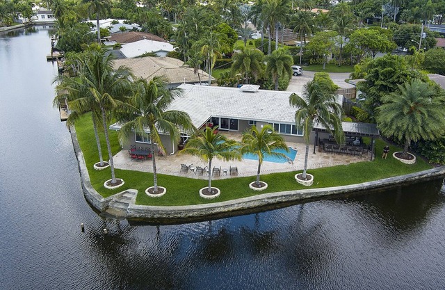 Coral Lake Hidden Oasis w/ Heated Pool A+ Location