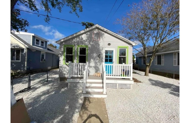 CORAL REEF is pet friendly and close to the water