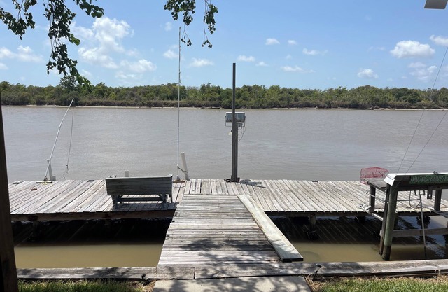 "Coral Reef" waterfront home on a private road, lighted fishing pier, and wifi.