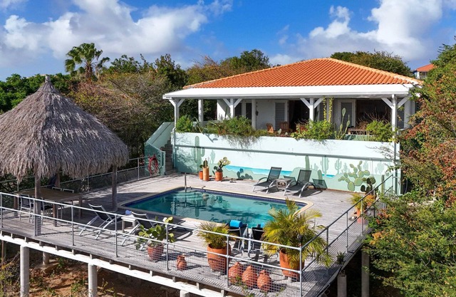 Coral Vista: Ocean View & Pool Paradise