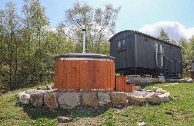 CORALDIE, romantic, with open fire in Newtonmore