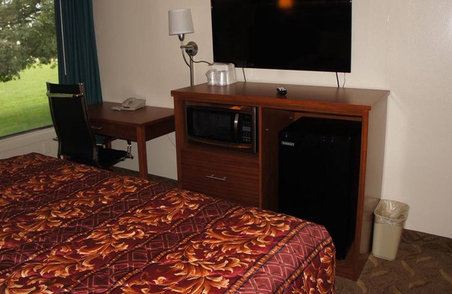 Coratel Inn & Suites By Jasper Waite Park - 1 Queen Bed Accessible Non-Smoking