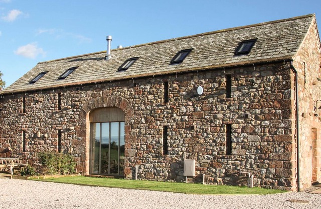 CORN RIGG COTTAGE, pet friendly, with open fire in Langwathby