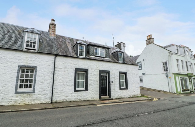 CORNER COTTAGE, family friendly, with open fire in New Galloway