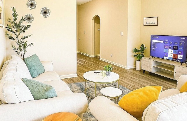 Corner Lot Home. Pet OK. Extended stay welcome