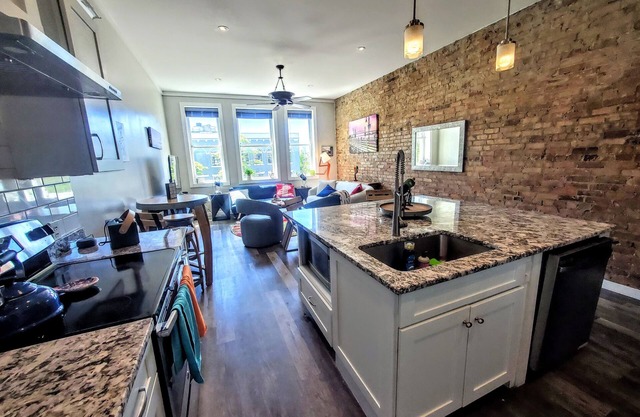 Corner of Market & Front St. Renovated TOP FLOOR. Bridgeview. Renovated.