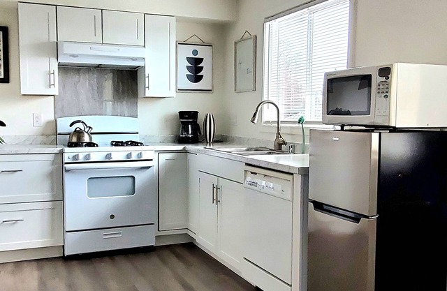 Large sunny 800 sqft corner apt-full kitchen, 270° views include Mt. Susitna