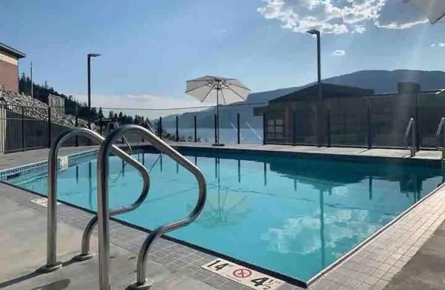 Corner unit, 1400 sq ft 2-bedroom lake-view condo with AC+Pool