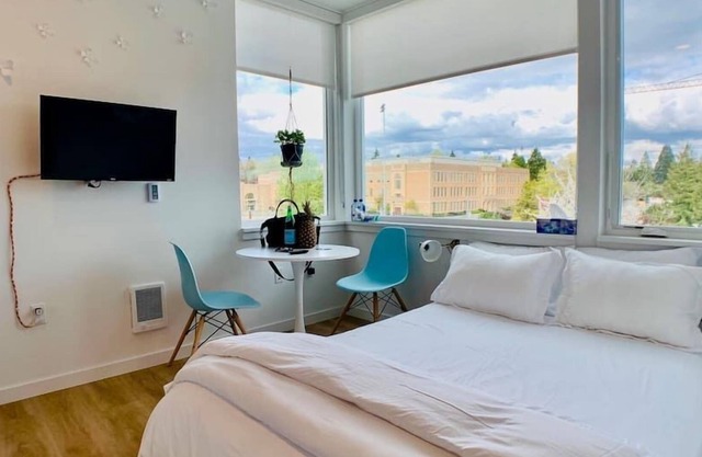 Corner unit studio with natural light and premium amenities for a very comfortable quick stay.