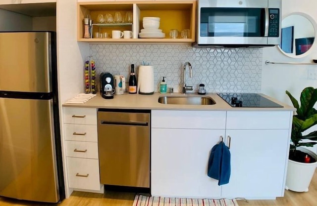 Corner unit studio with natural light and premium amenities for a very comfortable quick stay.