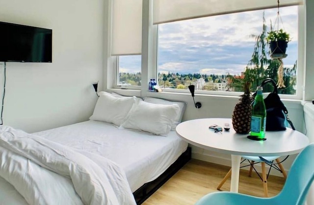 Corner unit studio with natural light and premium amenities for a very comfortable quick stay.