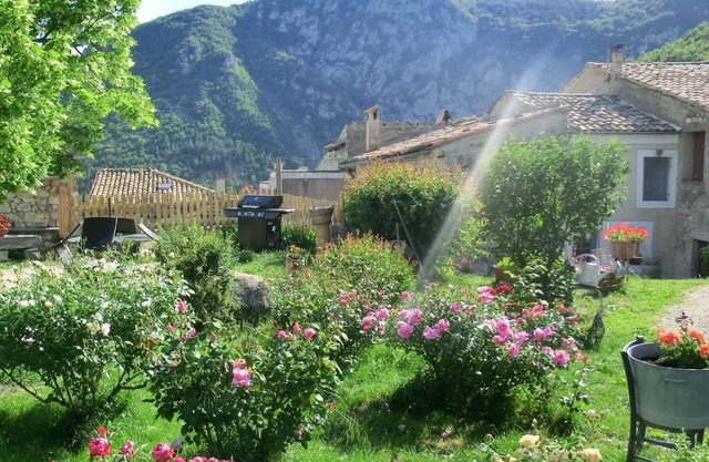 Cornillon Sur L Oule: Alojamiento en provenzal casa de pueblo con jardín