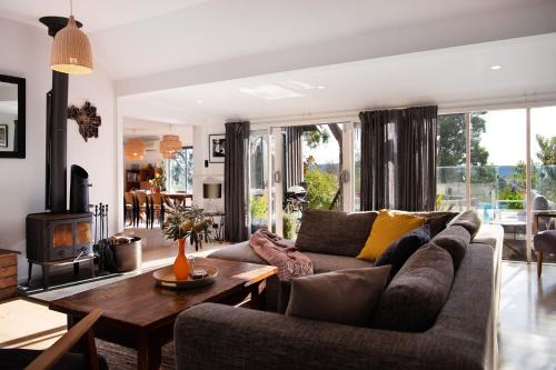 Cornish Hill House - stunning views with pool