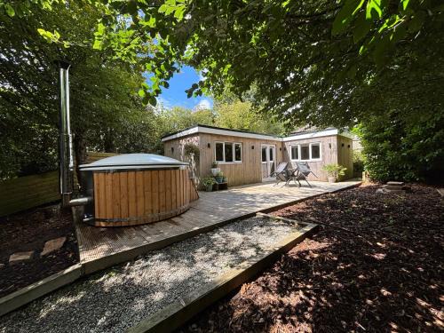 Cornish wooden cabin & wood fired hot tub