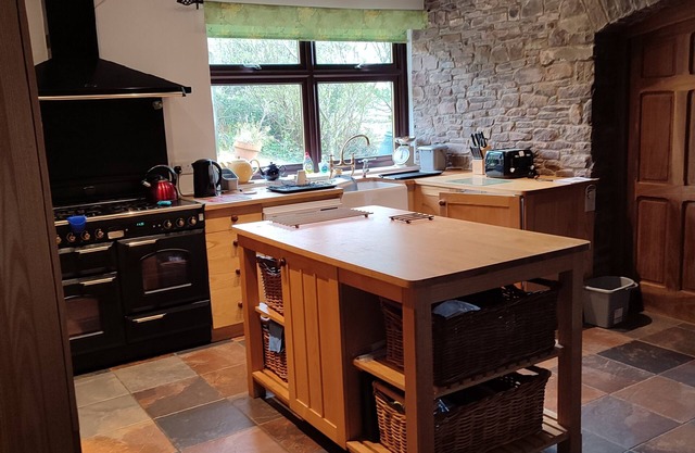 Cornwall Farmhouse, Llanfeigan, Pencelli. Large detached house up on a Beacon.