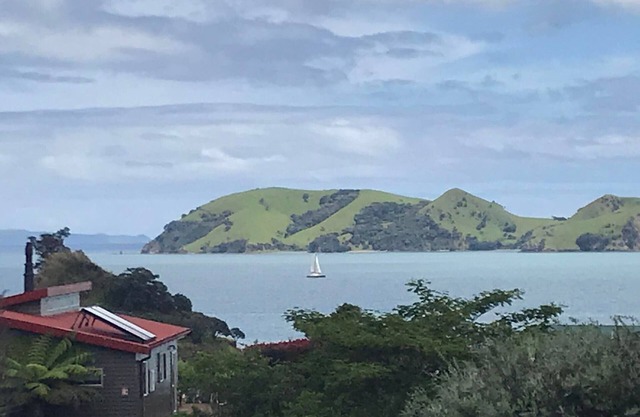 Coromandel Beach Bach with sea views, close to sugarloaf boat ramp