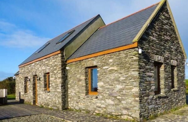 CORR AN DROMA, pet friendly, with open fire in Schull, County Cork