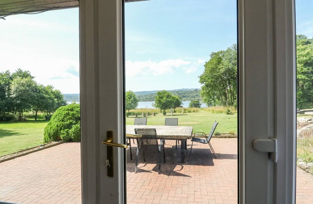 CORRANBUIE, pet friendly, character holiday cottage in Tarbert